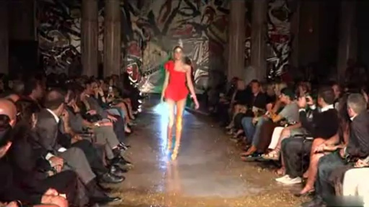 Une top-modèle ne sait pas marcher avec des talons