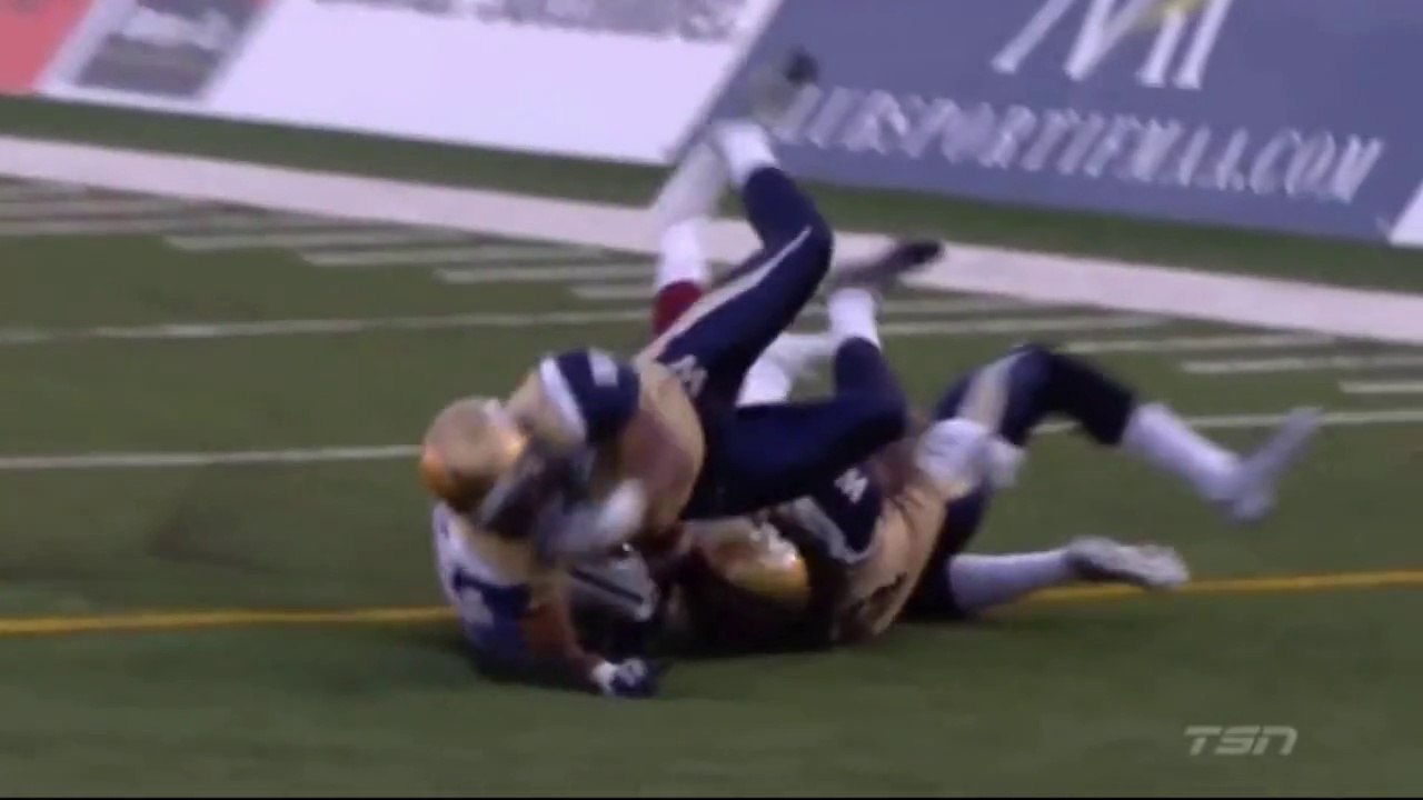 Joueur de football américain marque un Touch Down et fait un câlin à l'arbitre!