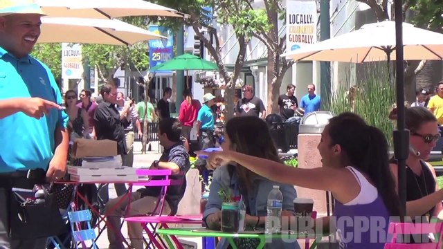 Des vrais jumeaux piègent les passants. Caméra cachée hilarante.