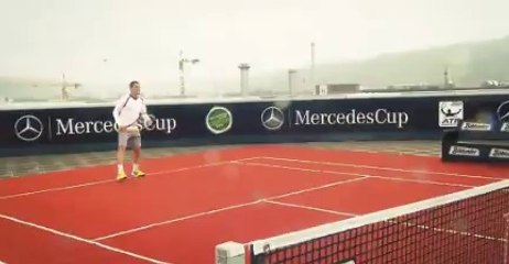Feliciano Lopez e Mikhail Youznhy giocano su un campo erba-terra