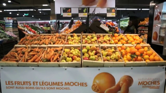Supermarket Sells Ugly, Disfigured Fruit For Less, And Sells Out