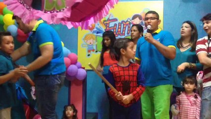 Julio le da a la piñata en la fiesta de Daniela