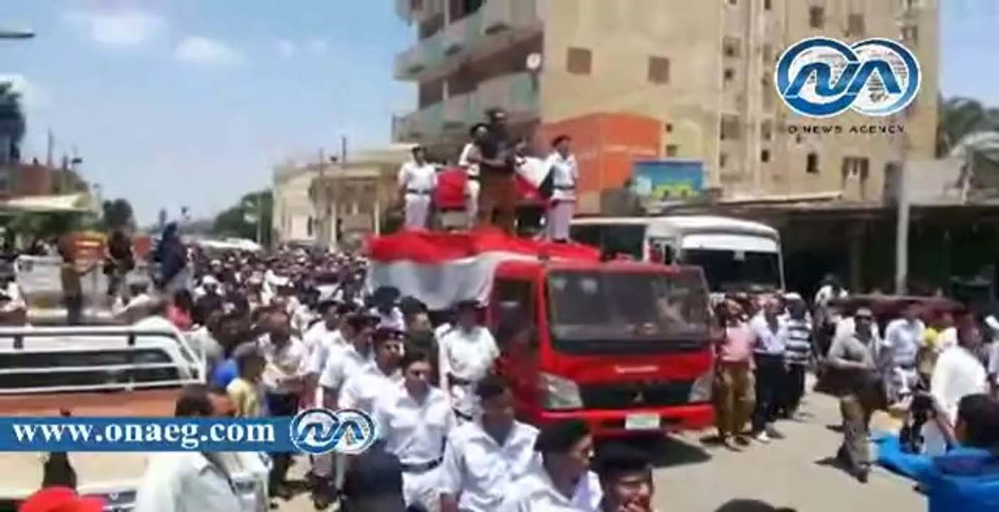 شاهد ||محافظ الإسماعيلية ومدير الأمن والأهالي يشيعون جنازة شهيد الشرطة بالعريش