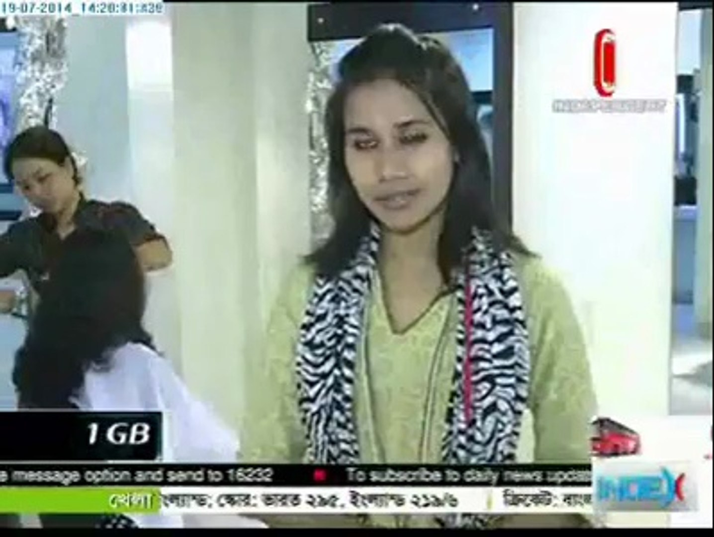 নতুন হেয়ারস্টাইলের জন্য বিউটি স্যালুনে ভিড়- Female hair style