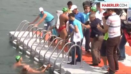 Eski Olimpiyat Şampiyonu İstanbul Boğazı'nda Yüzdü