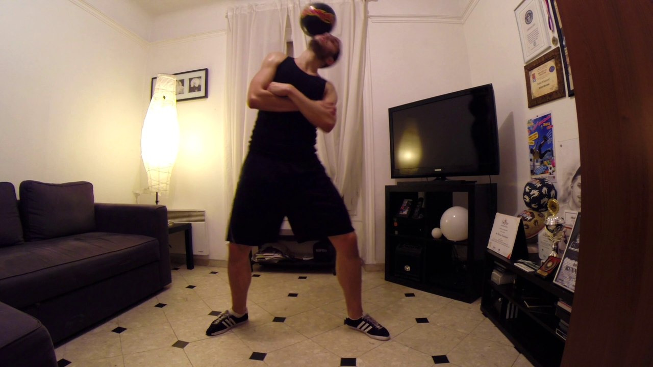 Impressionante session de Football Freestyle dans une petite pièce par Wass .