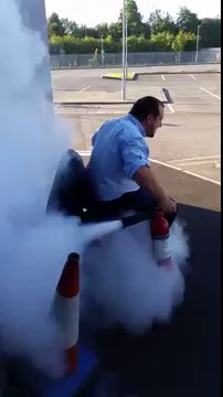 Course de chaises propulsées avec des extincteurs! Gros Fail!