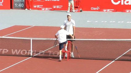 El divertido abrazo entre Ivo Karlovic y Dudi Sela