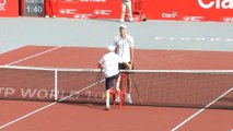 El divertido abrazo entre Ivo Karlovic y Dudi Sela