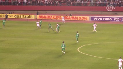 Ganso se irrita com forte marcação e dá cotovelada em adversário