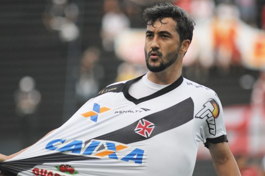 Homem da bola parada! Adilson elogia talento e treinamento de Douglas