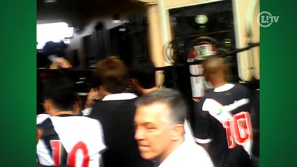 Torcedor com ingresso não entra em São Januário e se revolta