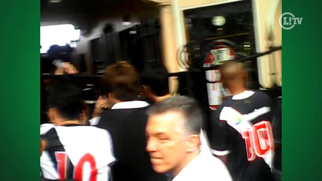 Torcedor com ingresso não entra em São Januário e se revolta