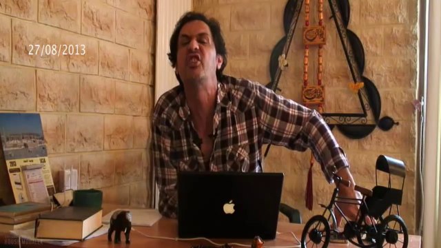 Ahmed Moualek dans House Moualek (Clip)