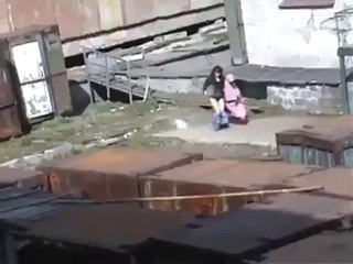 femme attaquée par un ours polaire 2014 ! a voir