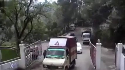Accident d'un camion qui vient de perdre les freins ! a voir