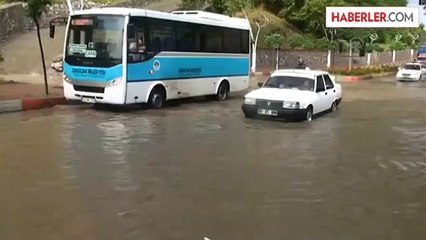 Sağanak sebebiyle araçlar yolda mahsur kaldı -