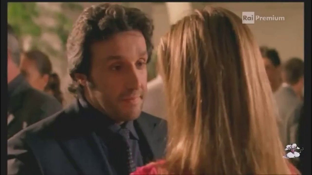 Flavio Insinna e Christiane Filangieri ballano alla festa della polizia