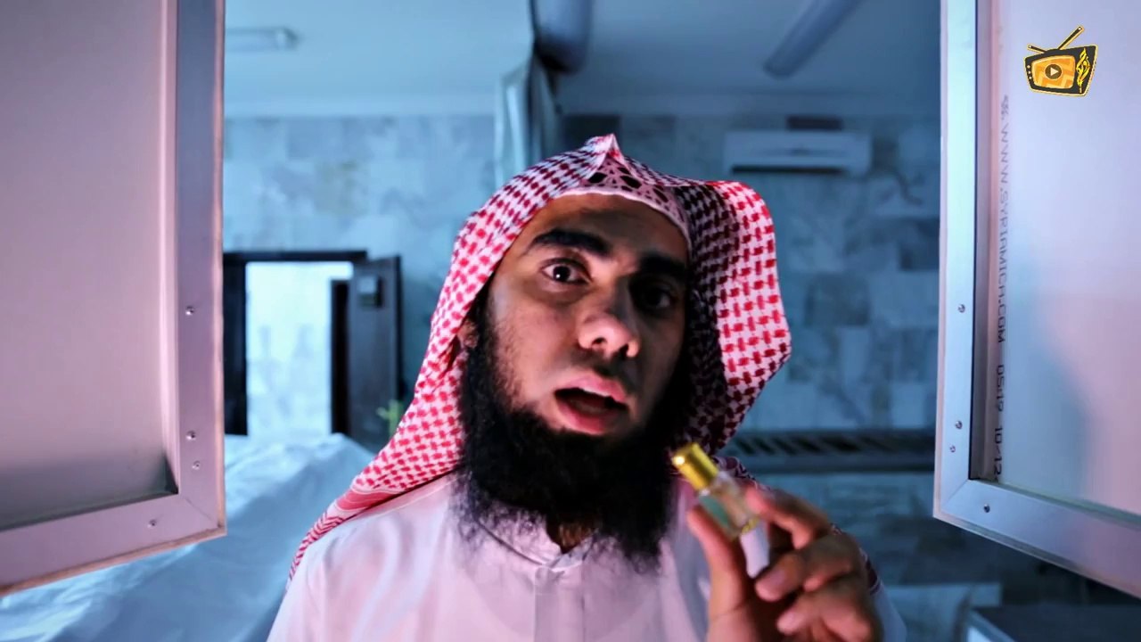 بنت على طاولة