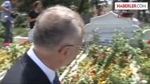 Ekmeleddin İhsanoğlu Merhum Başbakanların Mezarlarını Ziyaret Etti