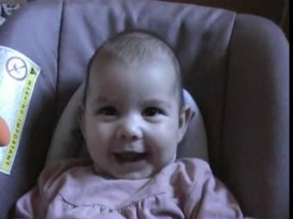 Enora 3 mois, juste heureuse