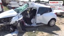 Servis Midibüsü ile Otomobil Çarpıştı 13 Yaralı