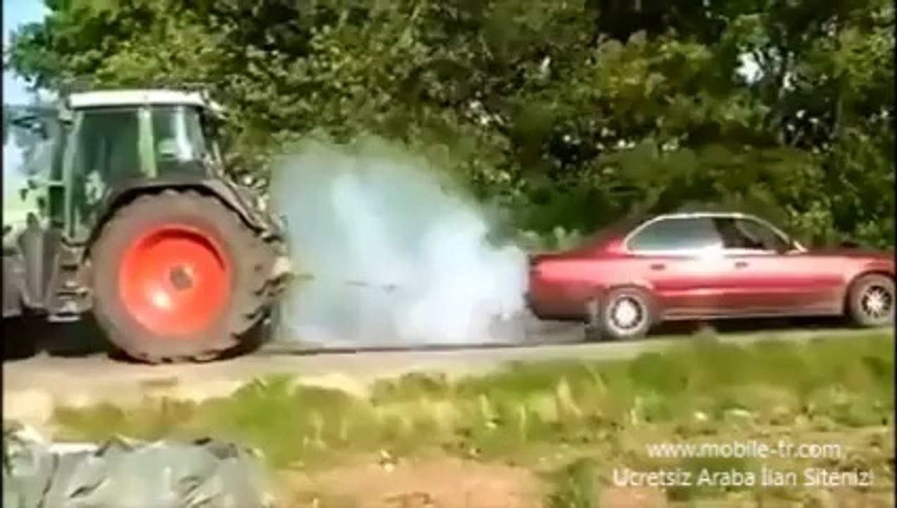 Araba ile traktör çekişmesi