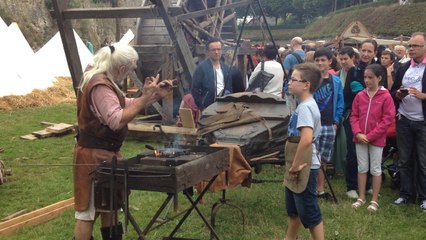 Les bâtisseurs médiévaux soignent les remparts