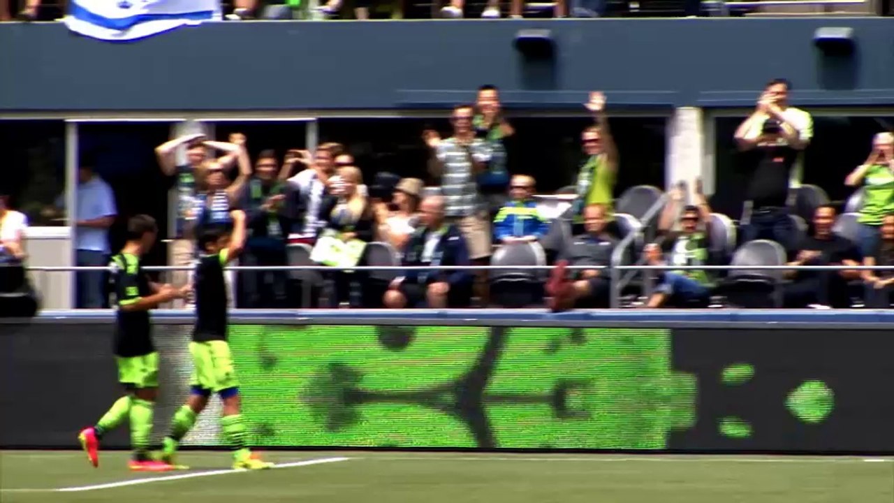 Gonzalo Pineda scores Panenka against Spurs