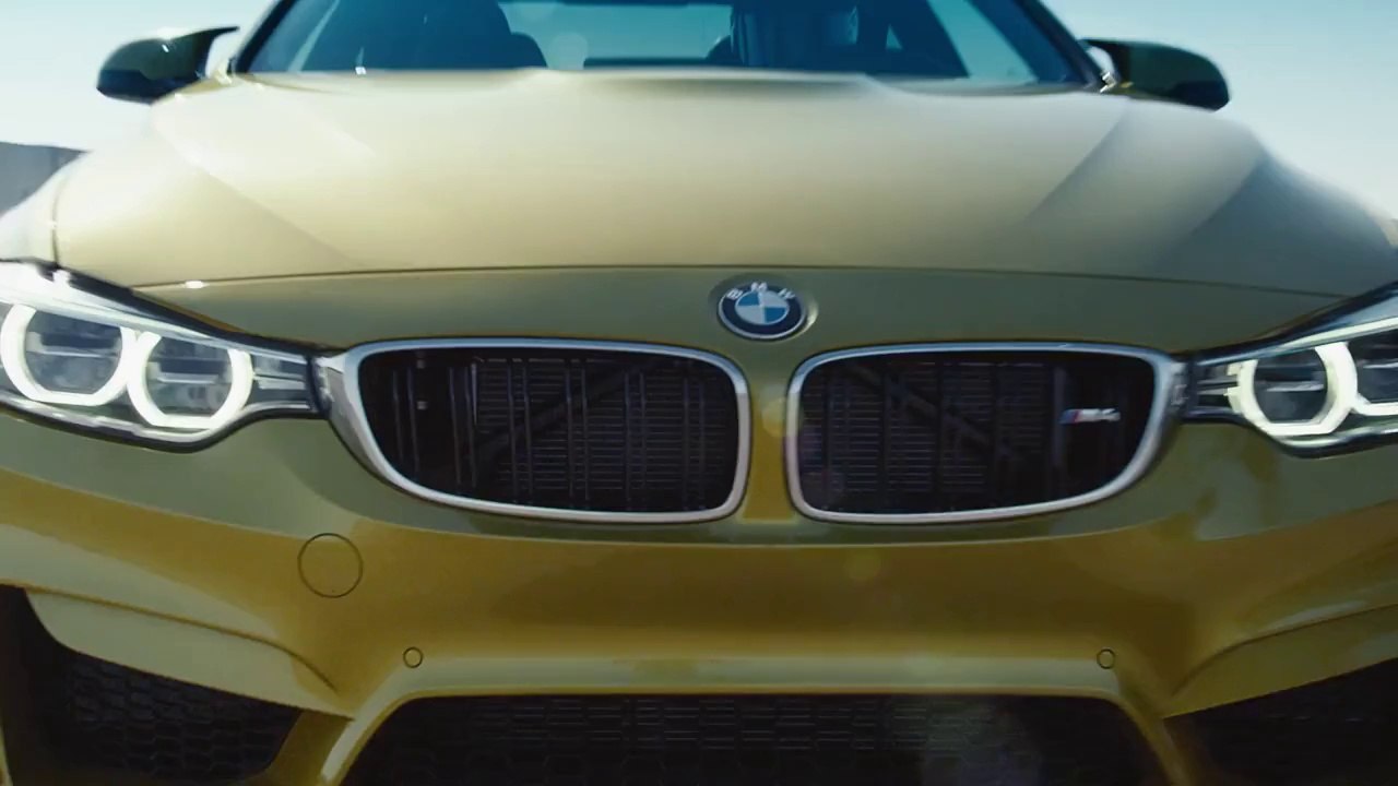 Coupé BMW M4 drifts sur un bateau