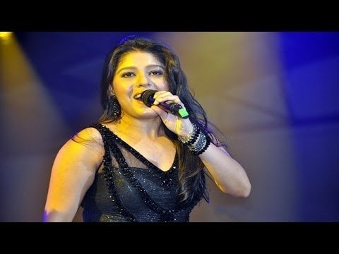 Sunidhi Chauhan Sings Ainvayi Ainvayi At Channel V Indiafest in Goa