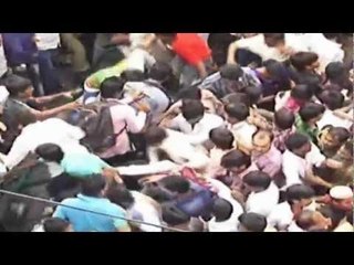 Stampede At Rajesh Khanna's Funeral