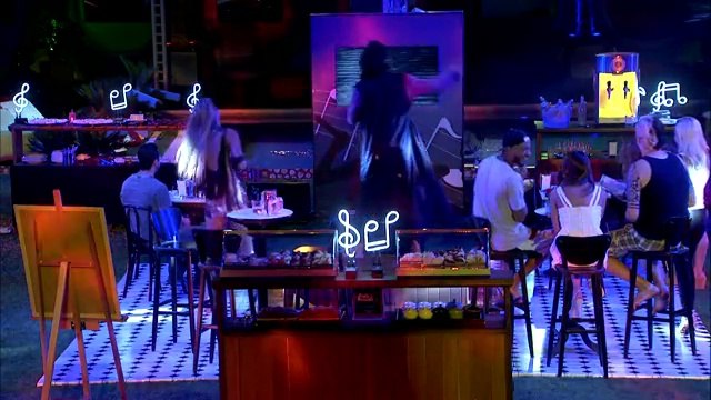 Diego canta música romântica e chama Franciele 'Vem aqui, neném'