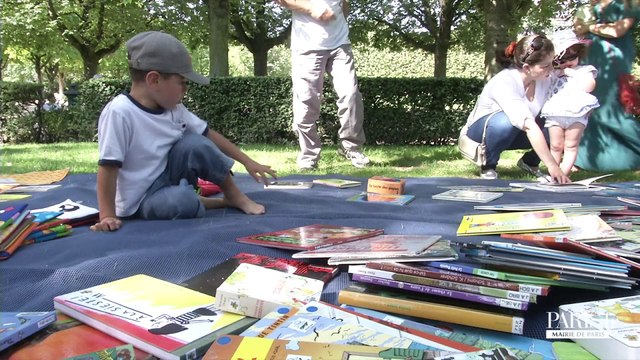 Lire dans les parcs et jardins grâce aux bibliothèques