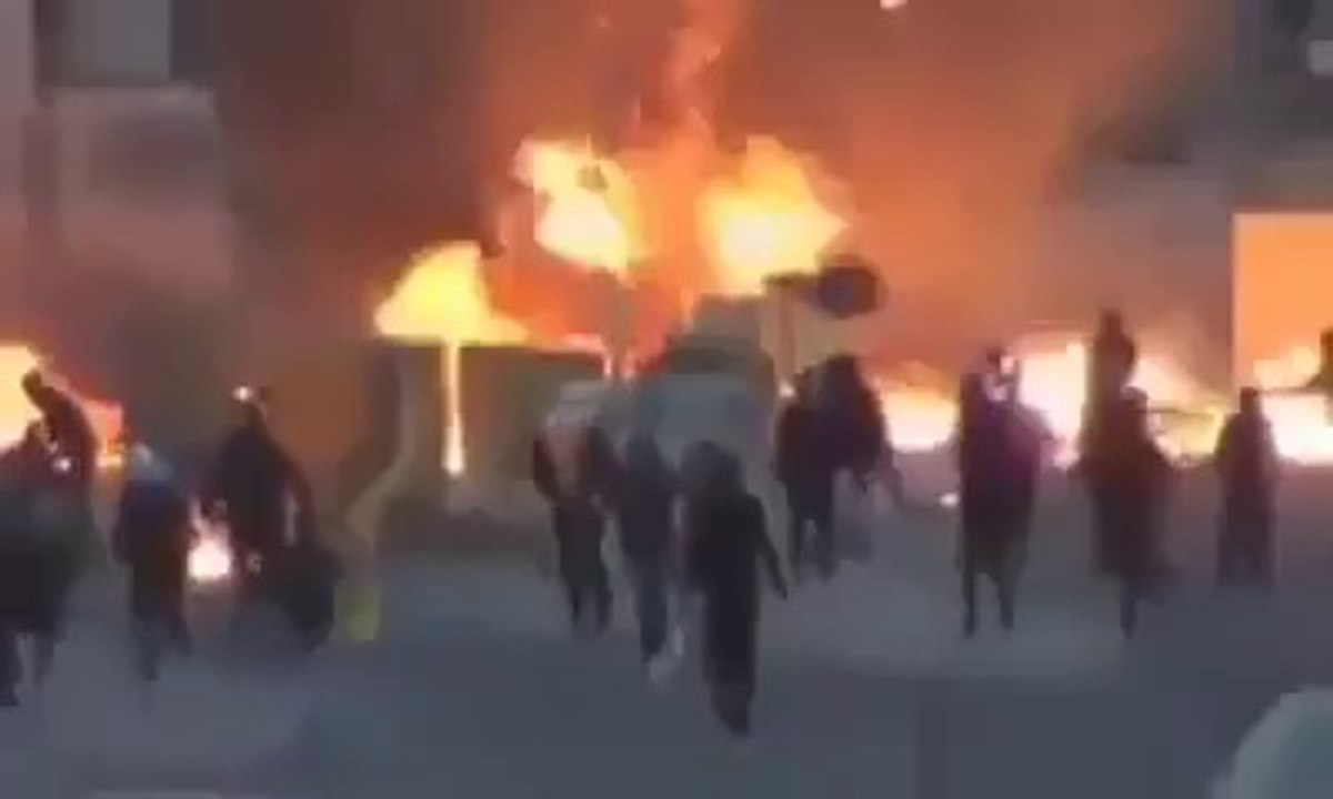 Filistinliler hep birlikte saldırarak bir anda israil tankını yakıyor