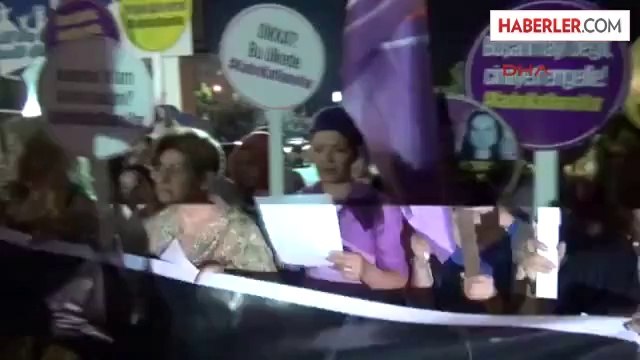 Kırmızı Elbiseli Tahta Bacaklı Kadın Cinayetleri Protestosu