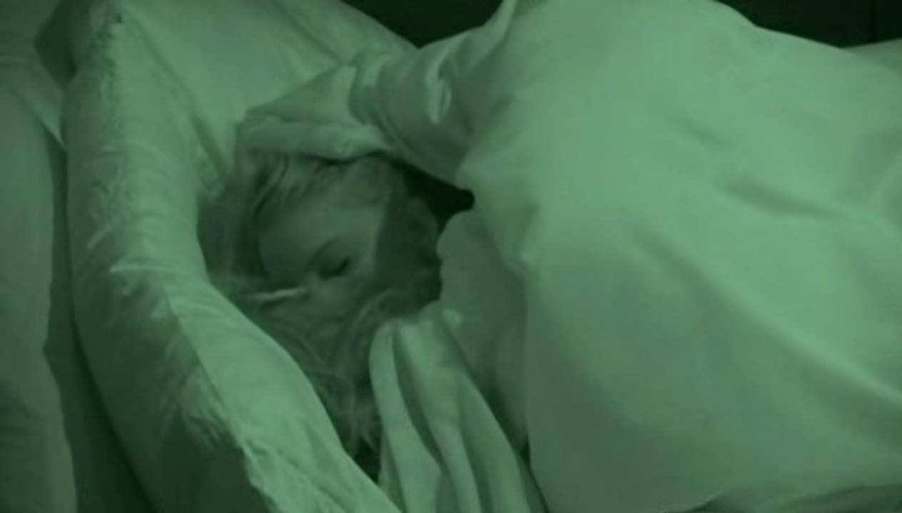 Nicole and Hayden make out