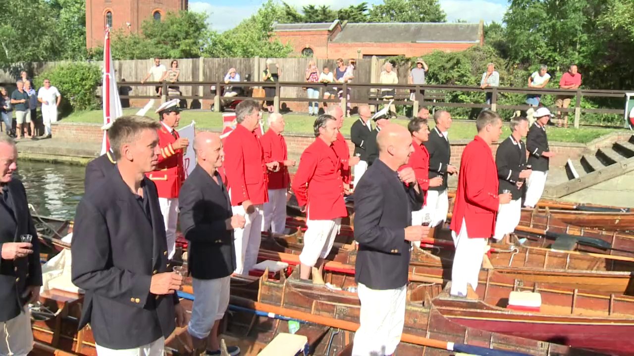 Schwäne zählen für die Queen