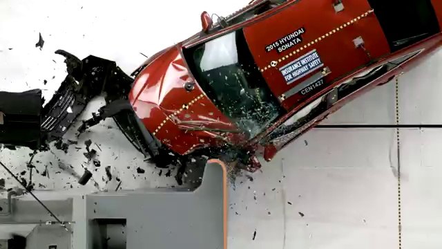2015 Hyundai Sonata small overlap IIHS crash test