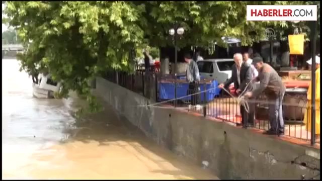 Taşan derede sürüklenen teknesini bırakmadı -