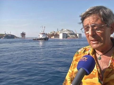 REPORTAGE - Les rescapés du Costa Concordia viennent assister à son remorquage - 21/07
