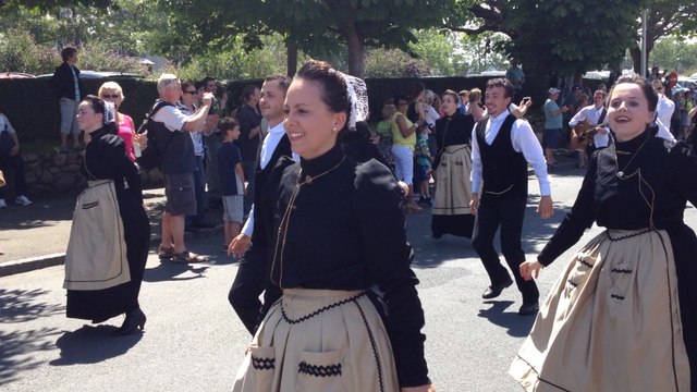 Le défilé des Cercles et Bagadous