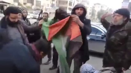 IŞİD FİLİSTİN BAYRAĞINI YAKTI