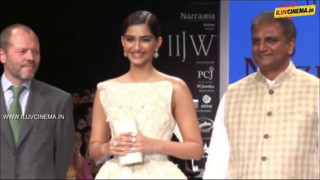 Sonam Kapoor Sizzles The Ramp Of IIJW@ iluvcinema.in