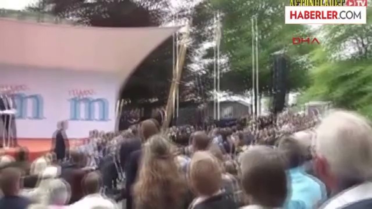 Dha Dış Haber ? Femen Üyesi Politikacı Başbakan Reinfild'i Protesto Etti