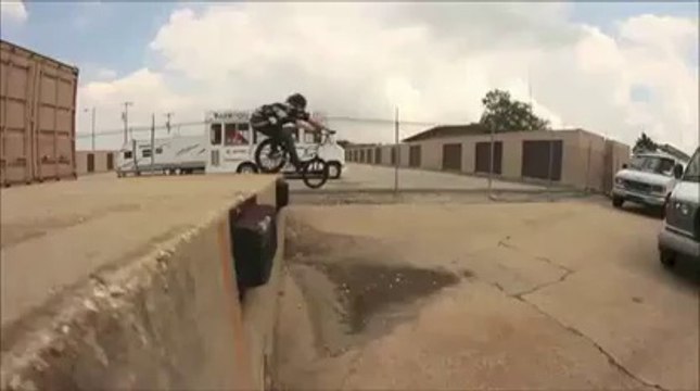 Grosse chute en BMX : faceplant violent, rider scalpé