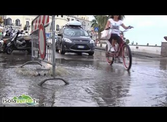 FORIO, "SCOPPIA" UN TOMBINO: ESCONO ACQUA E LIQUAMI