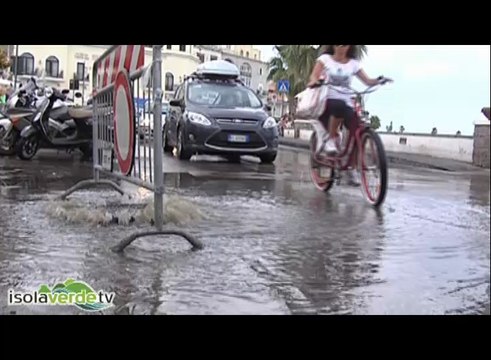 FORIO, SCOPPIA UN TOMBINO: ESCONO ACQUA E LIQUAMI