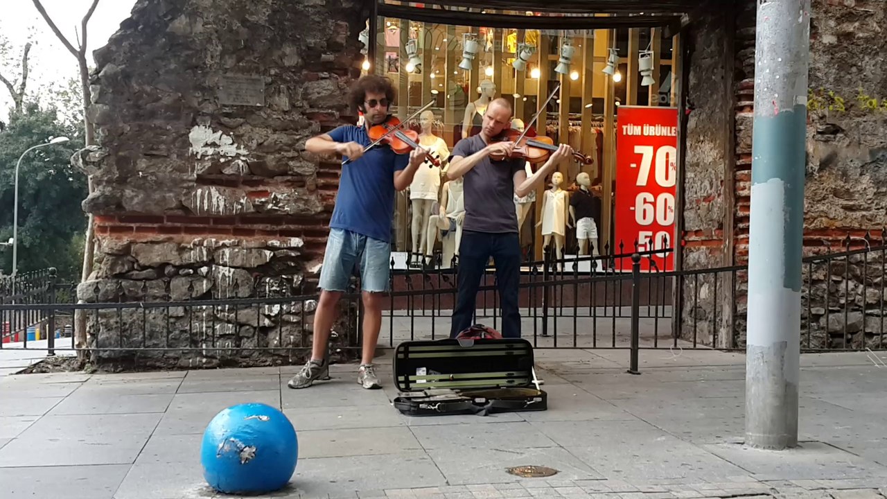 KADIKÖY'DE CANLI KEMAN DİNLETİSİ-1
