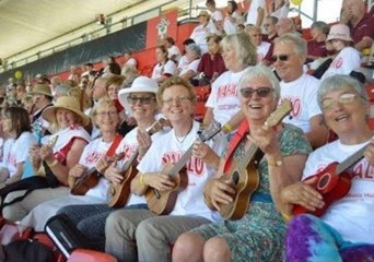 Thousands Break World Record for Largest Ukulele Ensemble